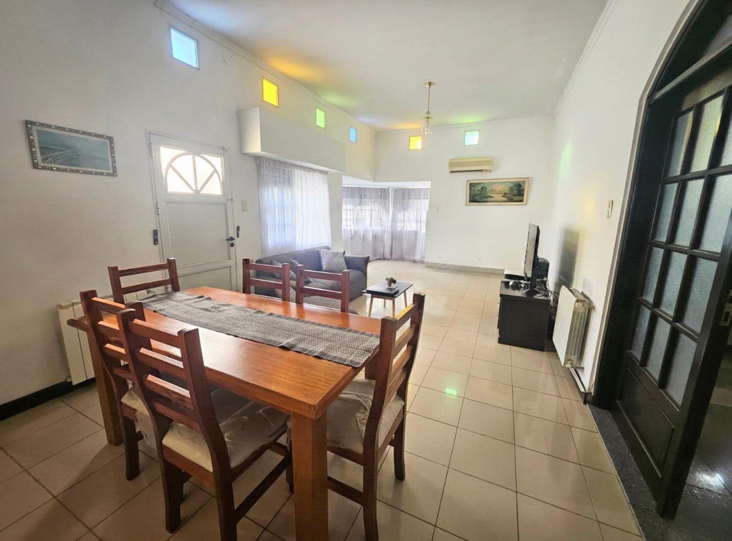 Foto de MODERNA CASA EN VENTA DE 3 DORMITORIOS Y DOS BAÑOS. AMPLIO JARDIN, imagen 3