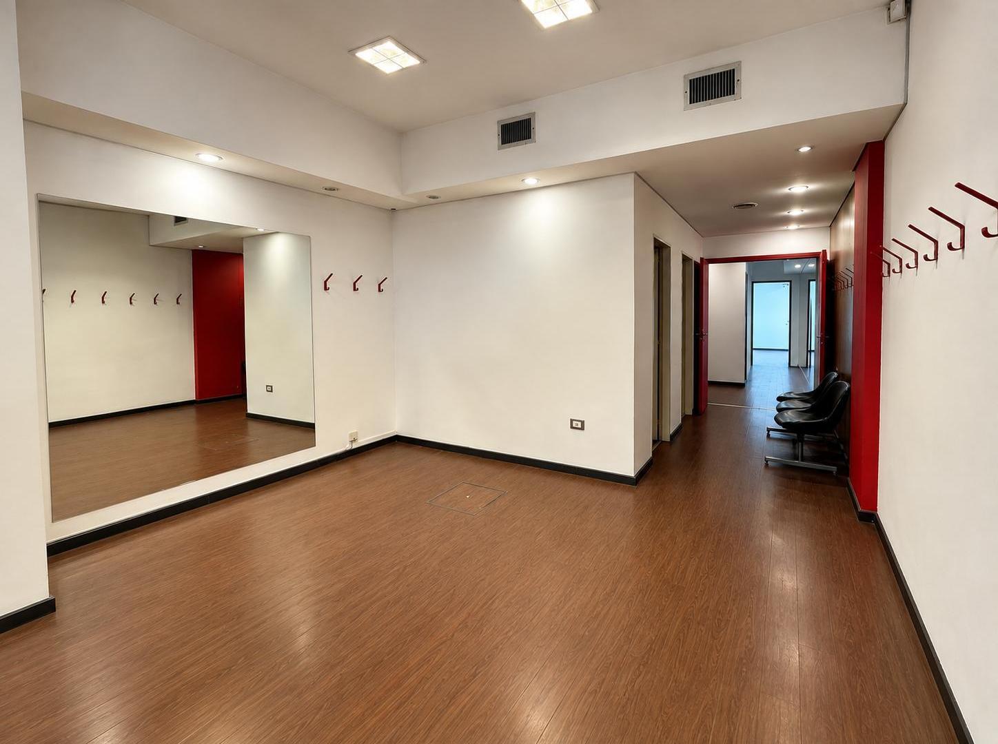 Foto de VENTA LOCAL / OFICINA 110 M² CON PATIO Y 3 CONSULTORIOS – ABASTO, imagen 1