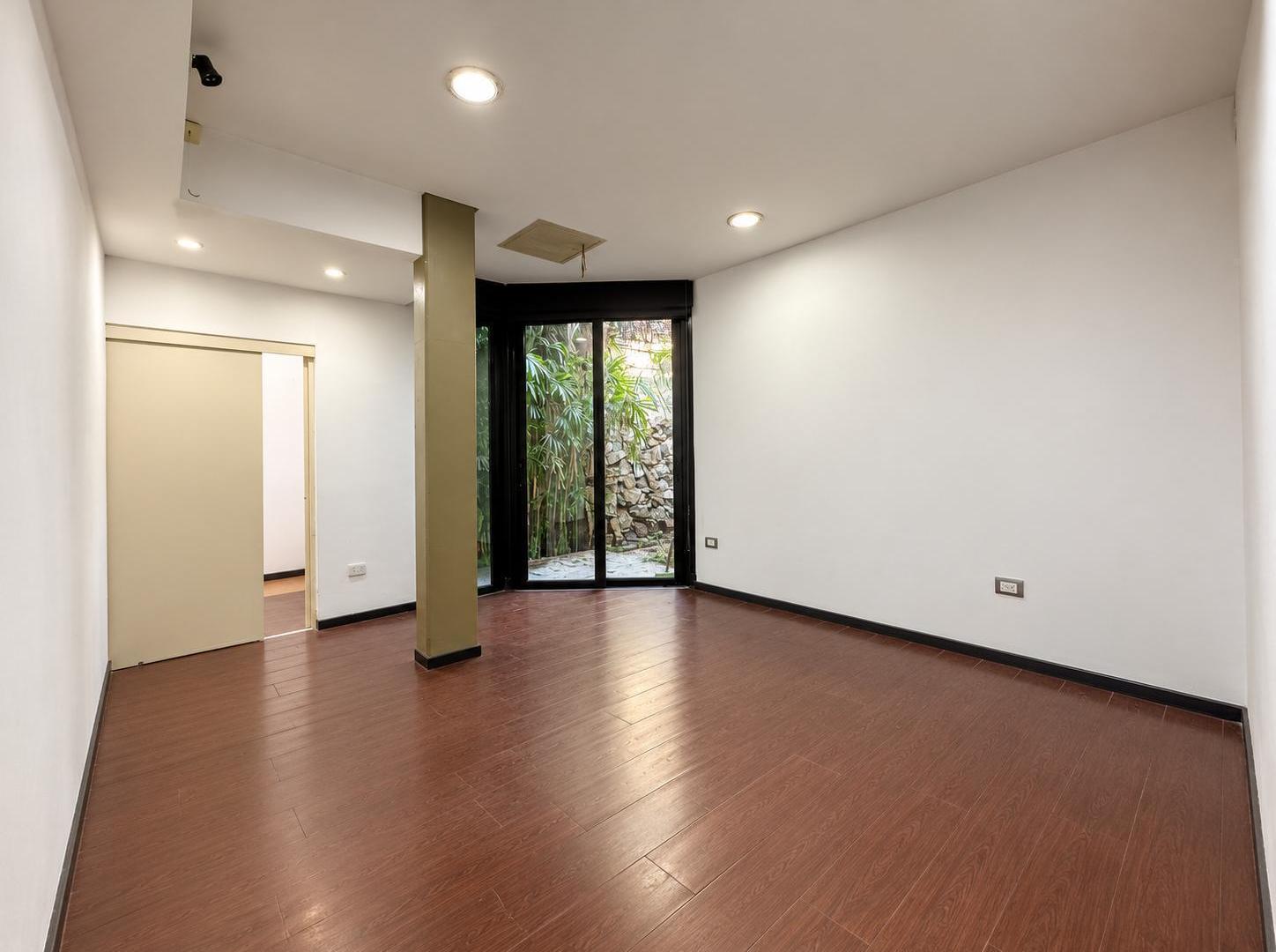 Foto de VENTA LOCAL / OFICINA 110 M² CON PATIO Y 3 CONSULTORIOS – ABASTO, imagen 3