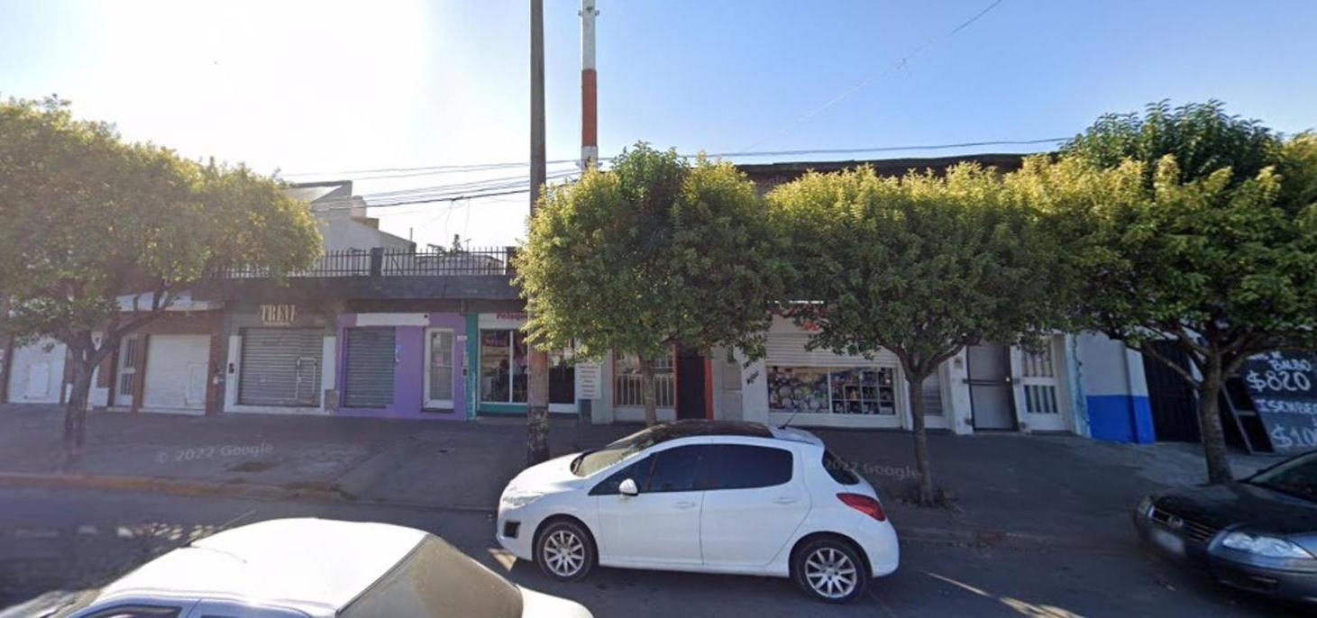 Foto de En Venta 2 Locales, casa 2 dormitorios arriba y terreno al fondo, imagen 1
