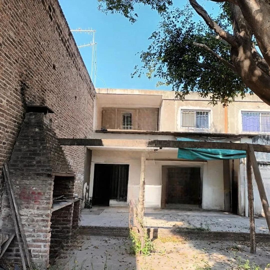 Foto de En Venta 2 Locales, casa 2 dormitorios arriba y terreno al fondo, imagen 2