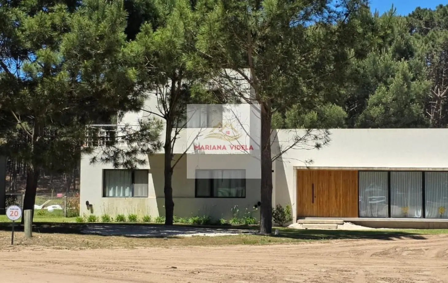 Casa en venta en Pinamar . Barrio Pioneros. Equipada y amoblada 4