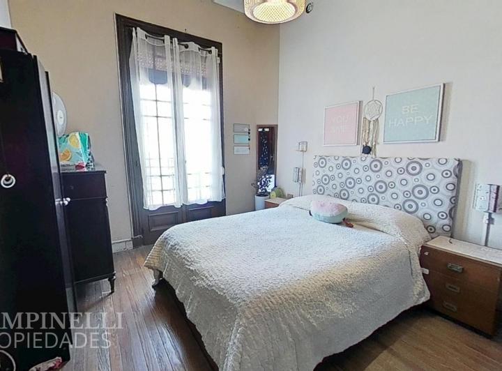 Foto de Casa de 5 dormitorios, Garaje y fondo verde., imagen 5