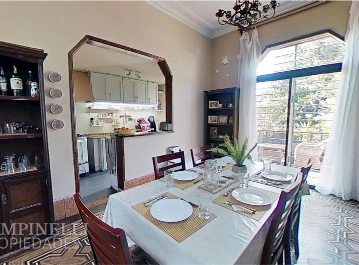 Foto de Casa de 5 dormitorios, Garaje y fondo verde., imagen 1