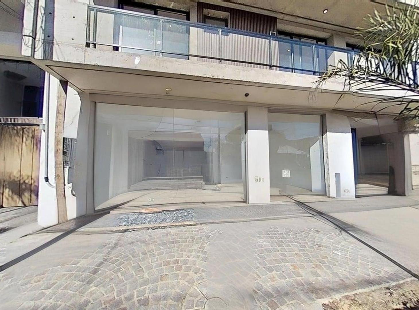 LOCAL COMERCIAL 158 m² A ESTRENAR FRENTE VIDRIADO Y PATIO