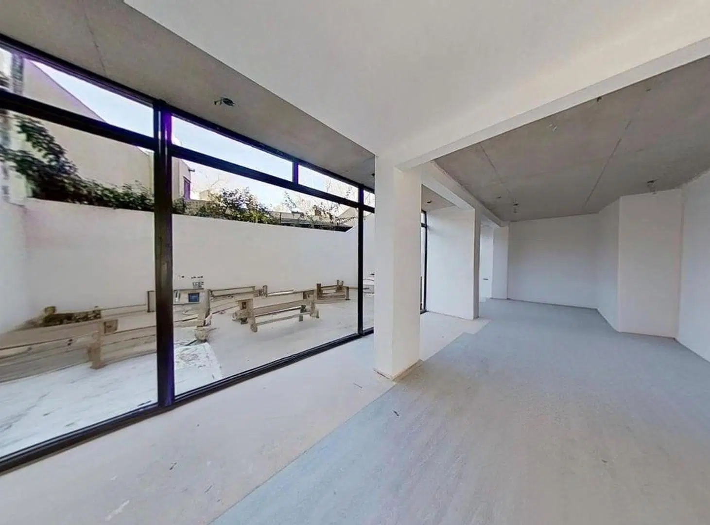 LOCAL COMERCIAL 158 m² A ESTRENAR FRENTE VIDRIADO Y PATIO 2