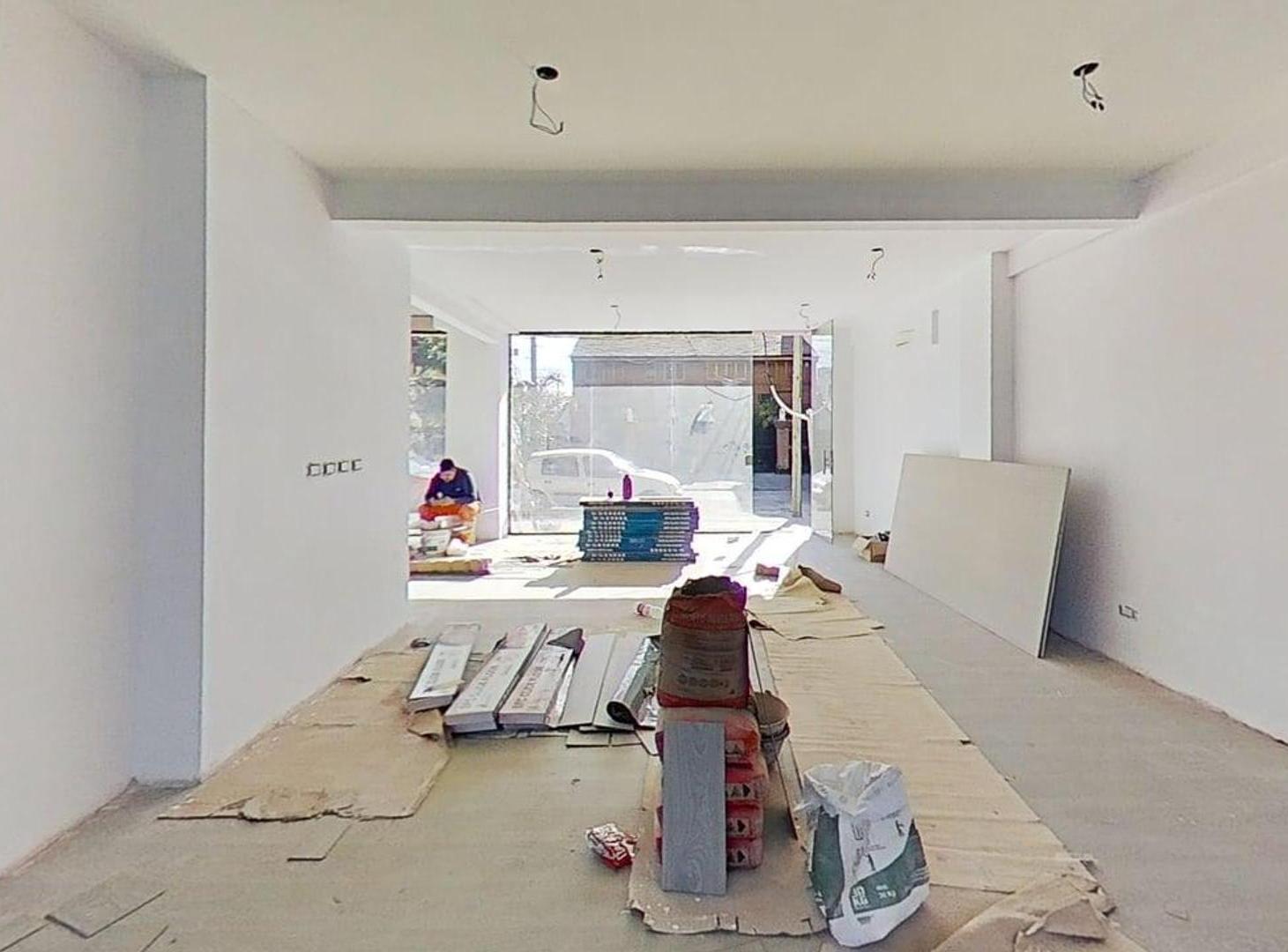 Foto de LOCAL COMERCIAL 158 m² A ESTRENAR FRENTE VIDRIADO Y PATIO, imagen 3