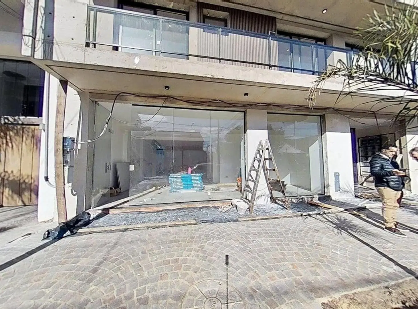 LOCAL COMERCIAL 158 m² A ESTRENAR FRENTE VIDRIADO Y PATIO 4