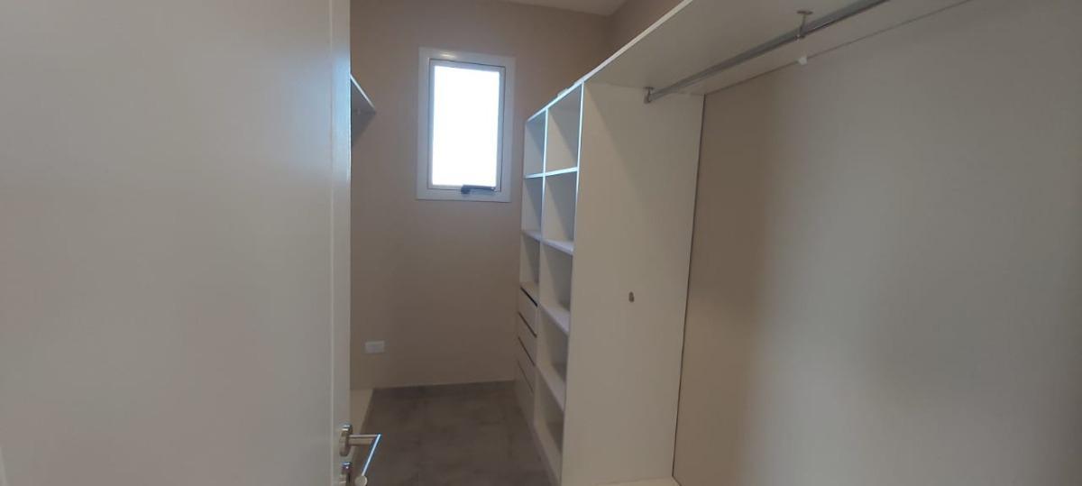 Casa Barrio Milcayac 1, 3 Dorm., 4 Baños, 3 Cocheras, Jardín, Calefacción 3