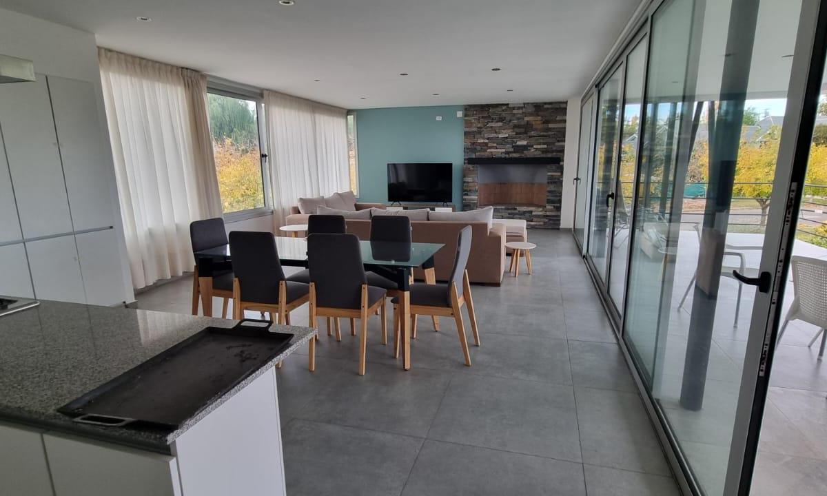 Espectacular Casa La Vacherie, 2 Dorm, 3 Baños, 3 Cocheras, Jardín, Piscina 2