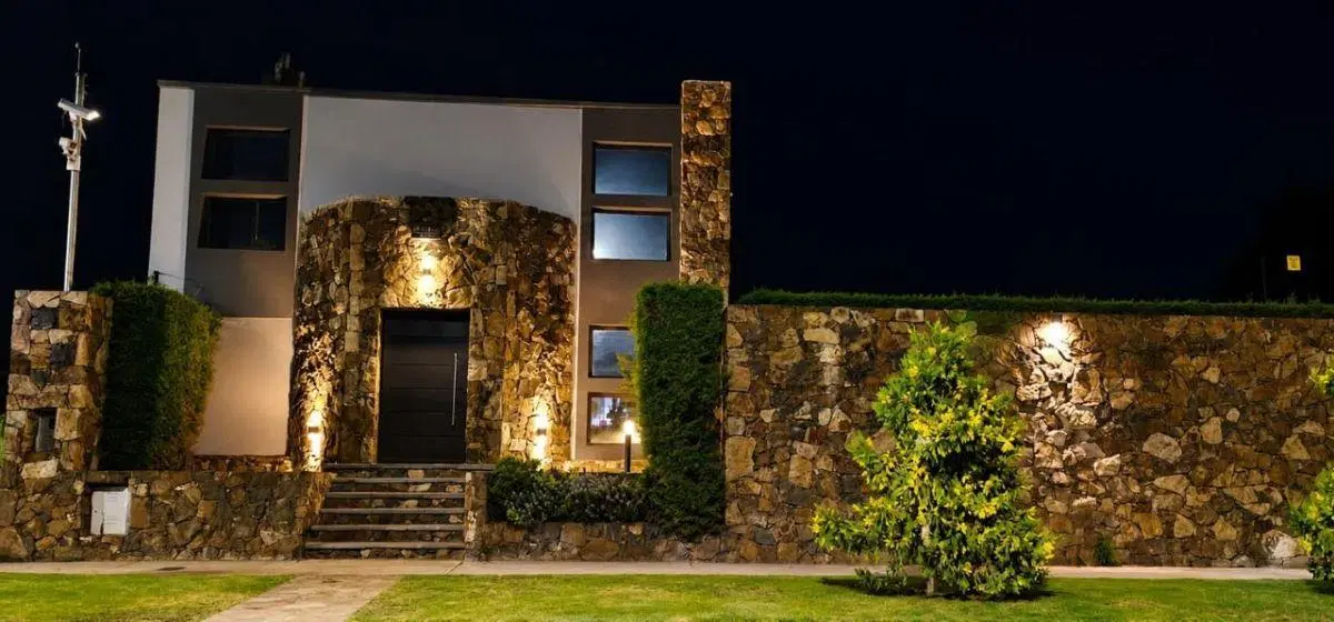 Casa Frente Dalvian, 2 Dorm, 3 Baños, Jardín, Cochera Doble 1