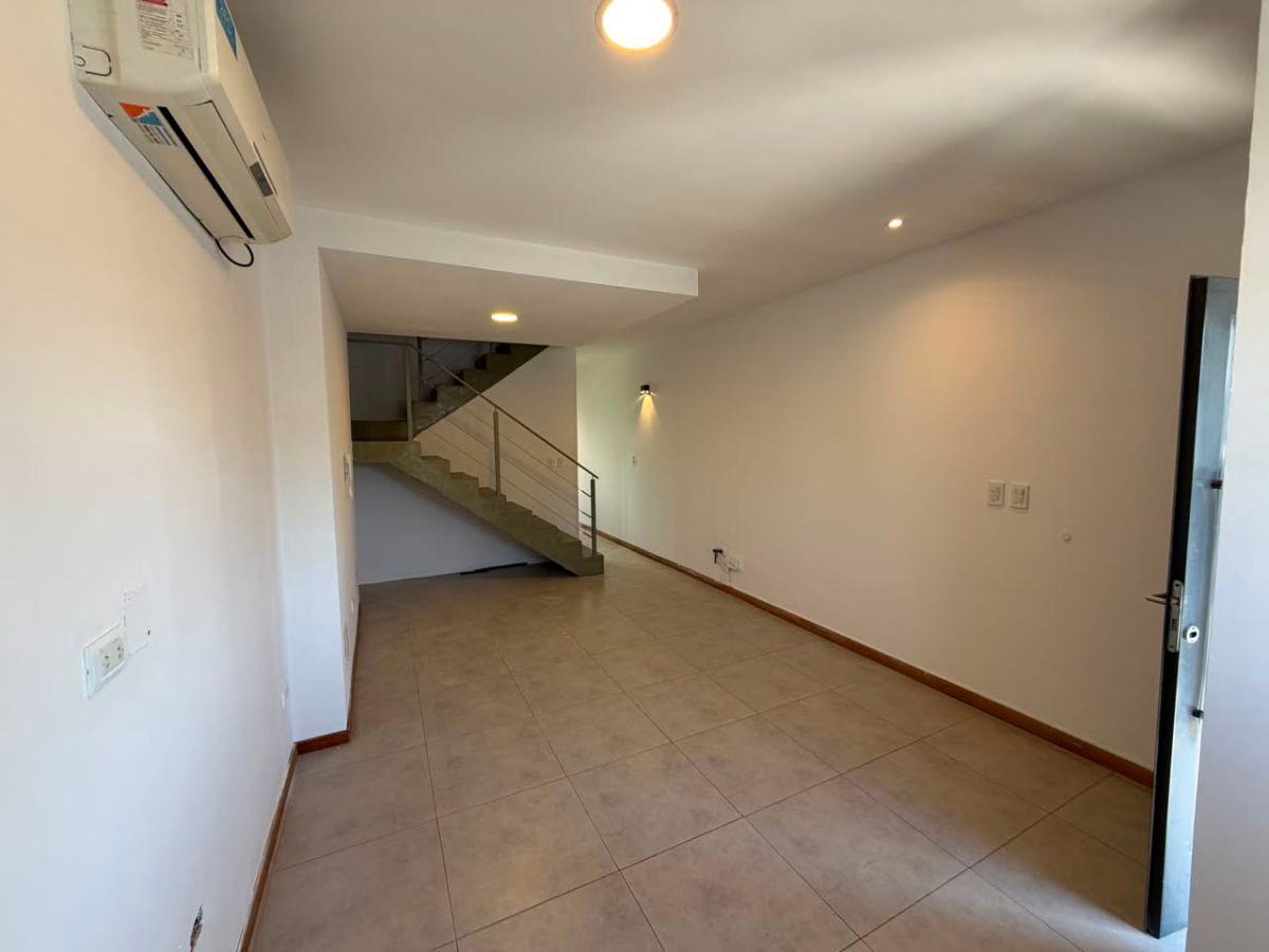 Foto de DÚPLEX EN ALQUILER | 2 DORMITORIOS | JARDÍN Y COCHERA | BARRIO SANIDAD, imagen 2