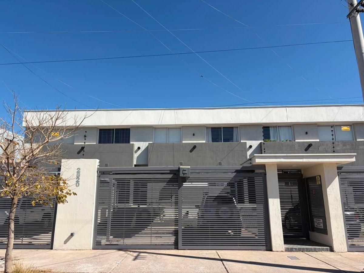 Foto de DÚPLEX EN ALQUILER | 2 DORMITORIOS | JARDÍN Y COCHERA | BARRIO SANIDAD, imagen 3