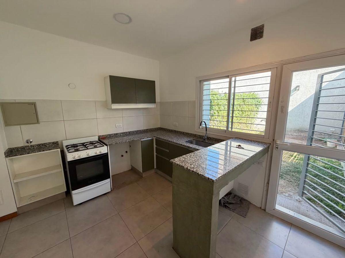 Foto de DÚPLEX EN ALQUILER | 2 DORMITORIOS | JARDÍN Y COCHERA | BARRIO SANIDAD, imagen 1
