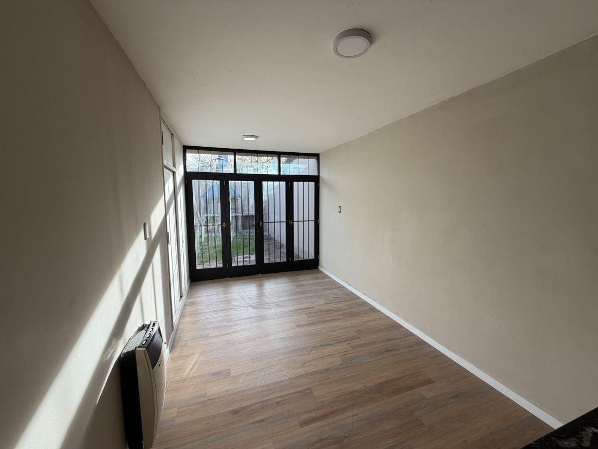 Foto de CASA RECICLADA A NUEVO EN VENTA 3 DORMITORIOS CON JARDÍN Y 2 COCHERAS, imagen 4