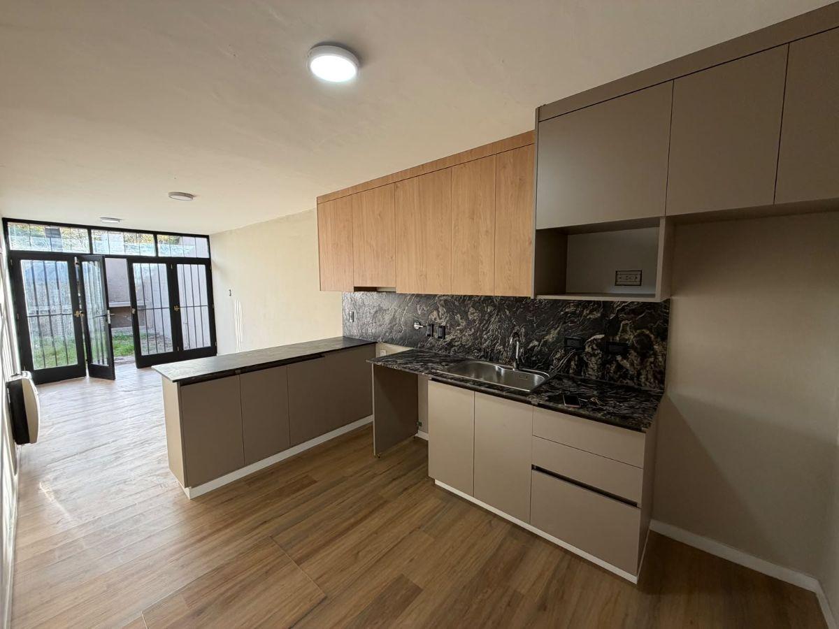 Foto de CASA RECICLADA A NUEVO EN VENTA 3 DORMITORIOS CON JARDÍN Y 2 COCHERAS, imagen 1