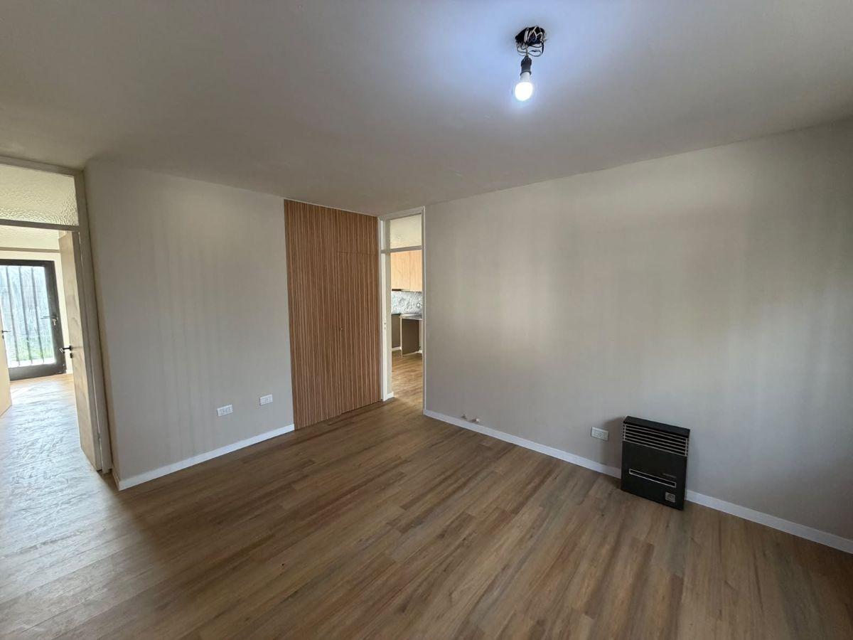 Foto de CASA RECICLADA A NUEVO EN VENTA 3 DORMITORIOS CON JARDÍN Y 2 COCHERAS, imagen 5