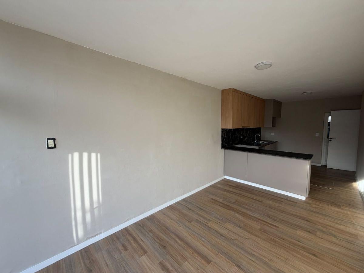Foto de CASA RECICLADA A NUEVO EN VENTA 3 DORMITORIOS CON JARDÍN Y 2 COCHERAS, imagen 3