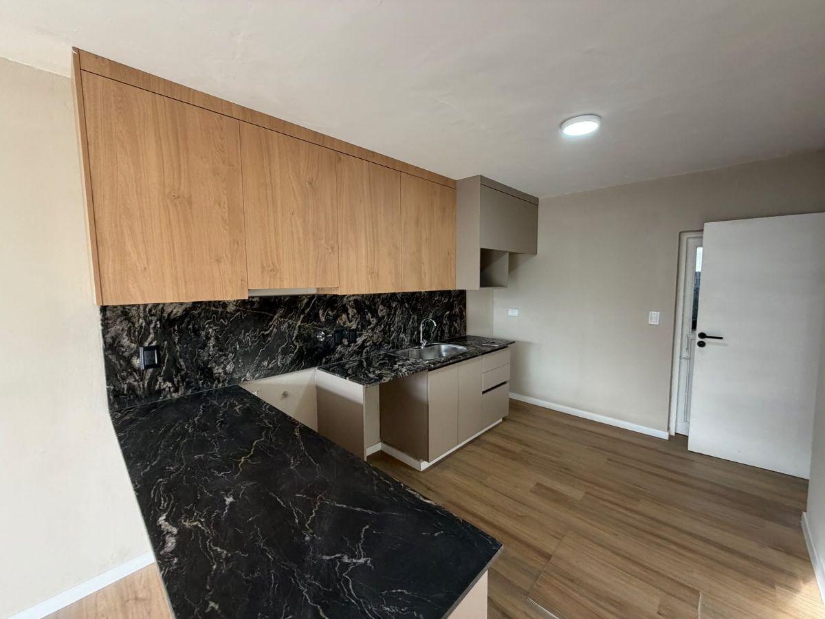 Foto de CASA RECICLADA A NUEVO EN VENTA 3 DORMITORIOS CON JARDÍN Y 2 COCHERAS, imagen 2