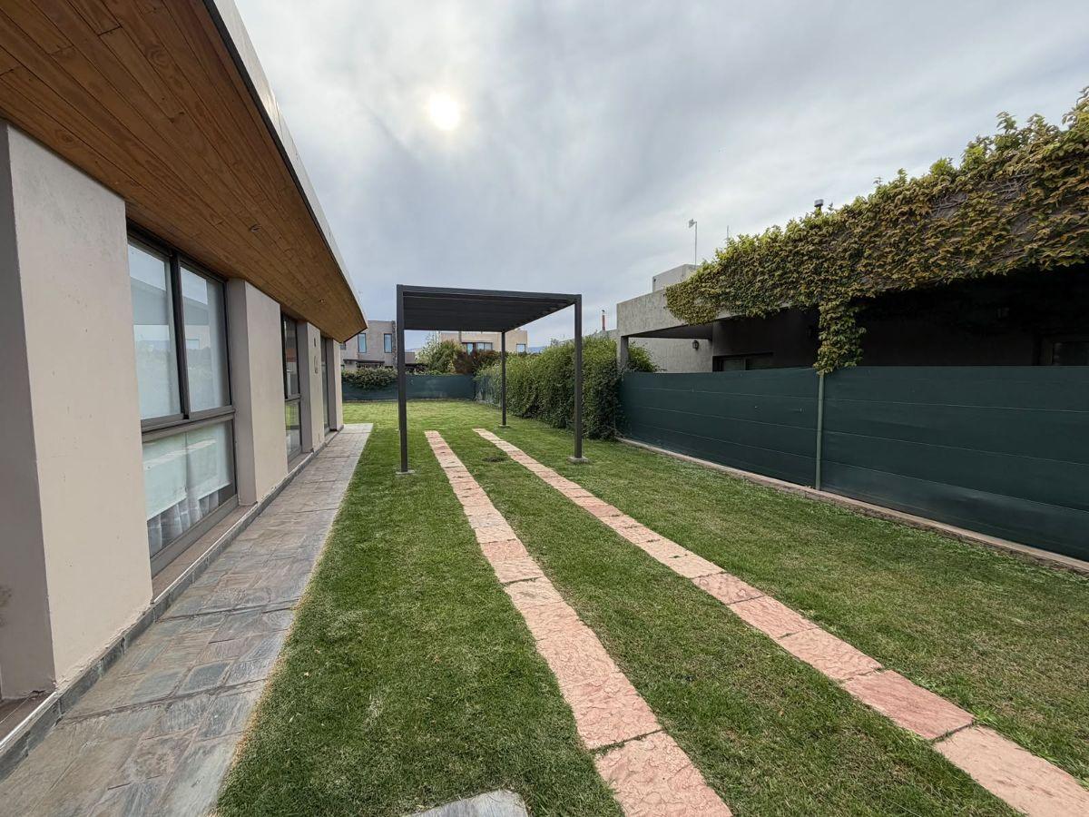 Foto de CASA EN ALQUILER 2 DORMITORIOS CON JARDÍN Y CHURRASQUERA – VIÑAS DEL, imagen 3