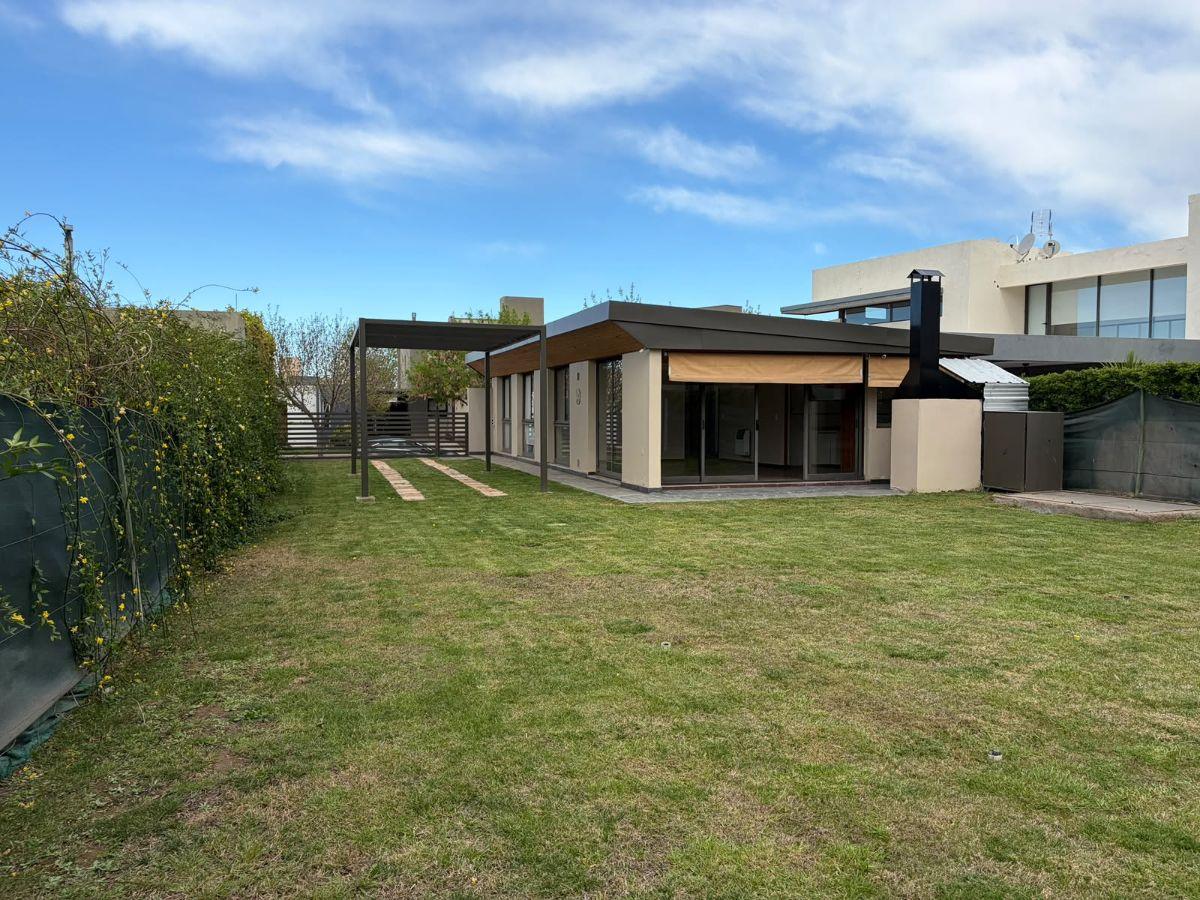 Foto de CASA EN ALQUILER 2 DORMITORIOS CON JARDÍN Y CHURRASQUERA – VIÑAS DEL, imagen 2