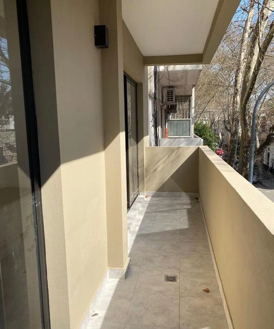 Departamento monoambiente al frente con balcon en plaza irlanda 4