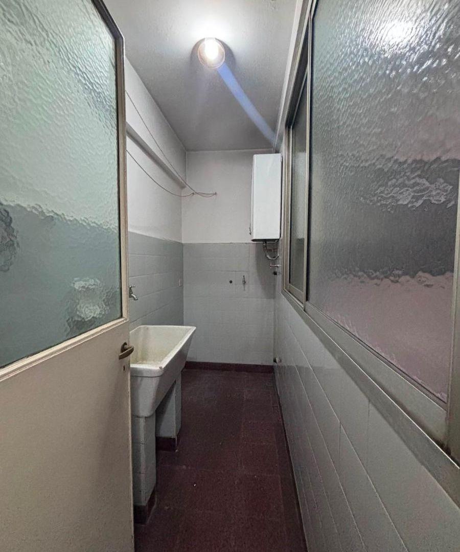 Foto de departamento en alquiler de dos ambientes con balcon en parque chacabuco, imagen 2