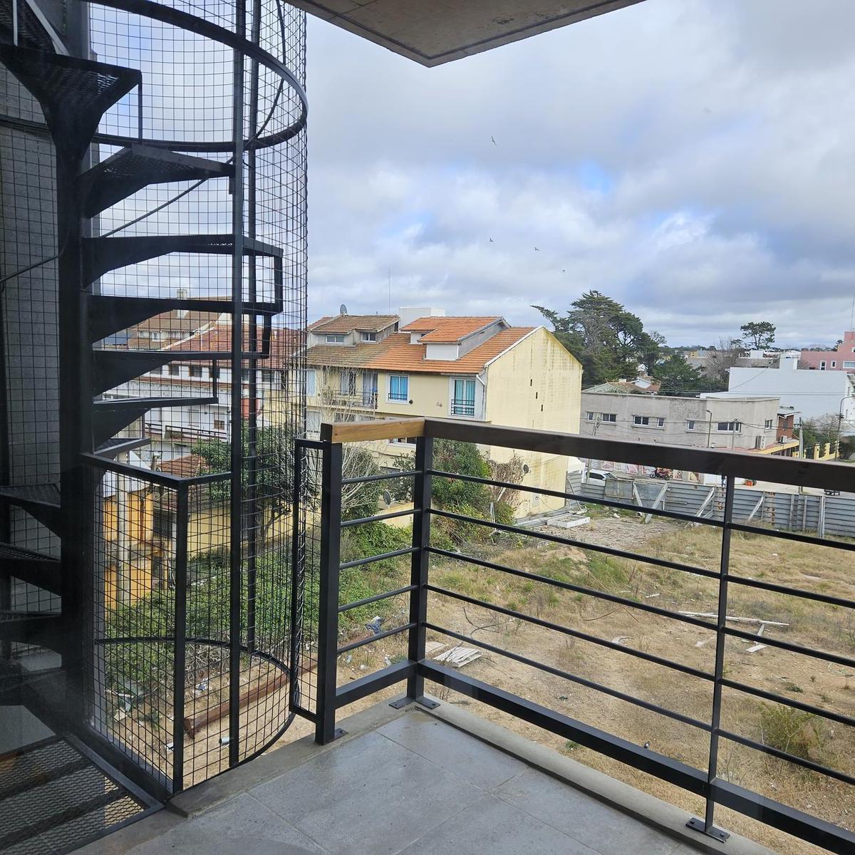 Departamento en Pinamar 3 ambientes c/bcon tza y terraza propia con jacuzzi. Cochera fija cbta.
