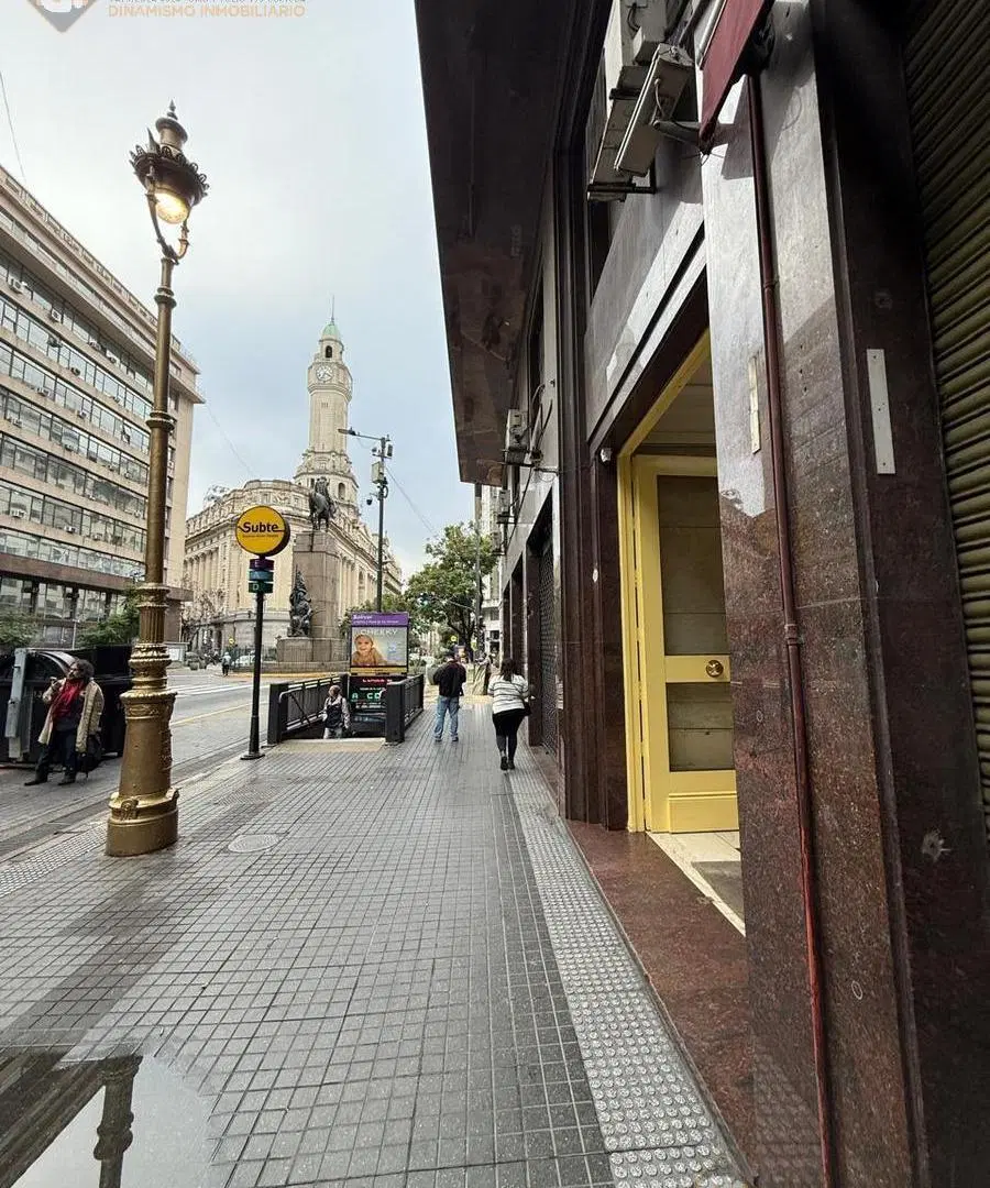 Amplia y Luminosa Oficina totalmente amoblada . Al frente. Vista abierta. a pazos plaza de Mayo 2
