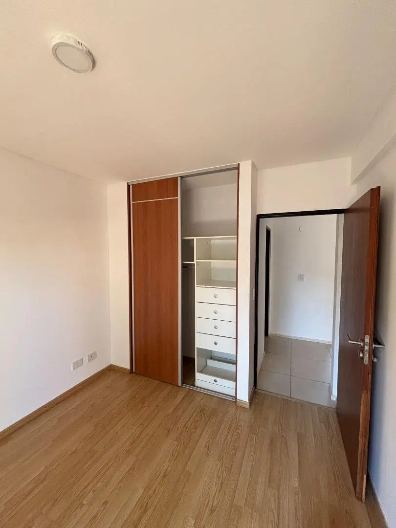 Amplio Departamento 1 dormitorio - Patio y balcon al frente 3