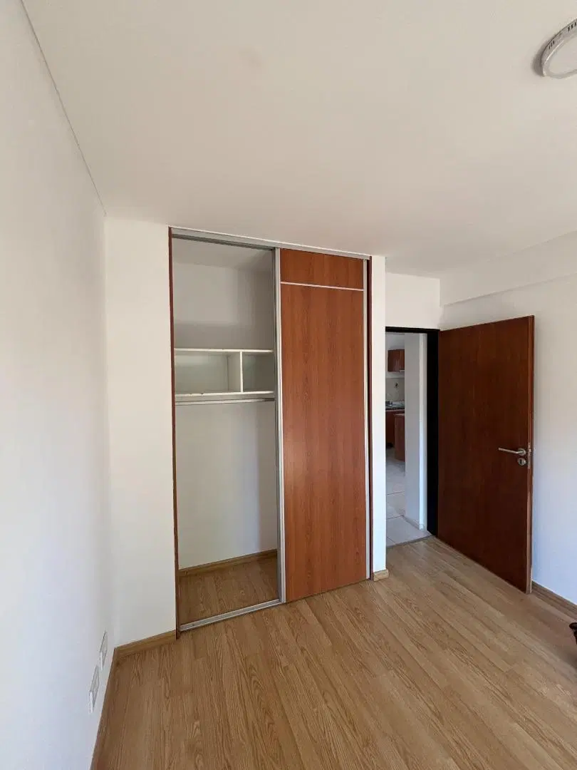 Amplio Departamento 1 dormitorio - Patio y balcon al frente 1