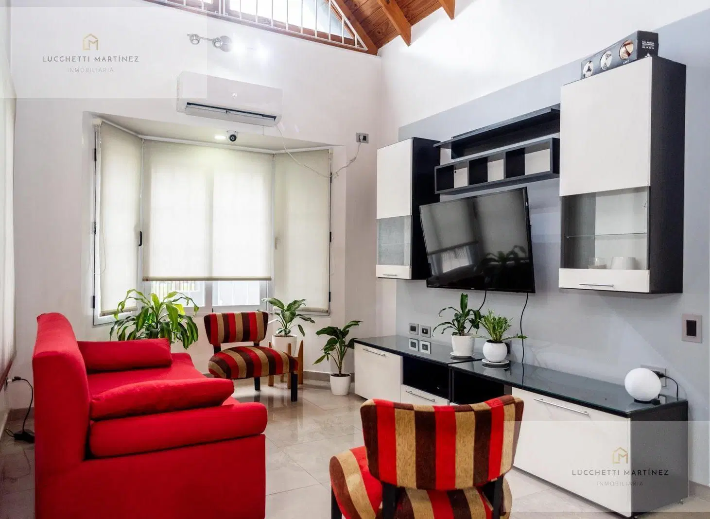Venta Casa 5 ambientes con Galeria y Pileta. Lote de 10x52. 5