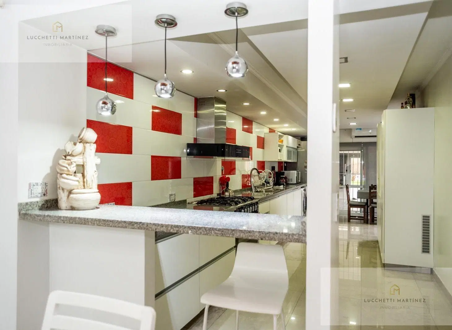 Venta Casa 5 ambientes con Galeria y Pileta. Lote de 10x52. 2