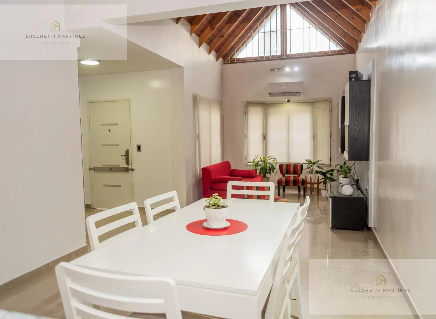 Venta Casa 5 ambientes con Galeria y Pileta. Lote de 10x52. 4