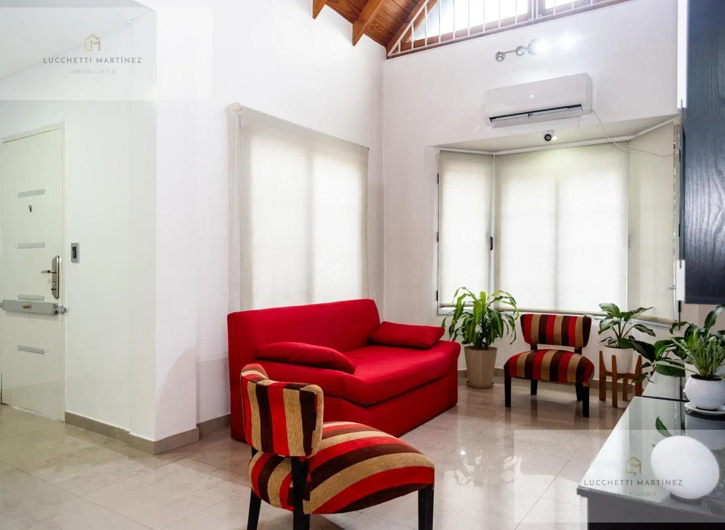 Venta Casa 5 ambientes con Galeria y Pileta. Lote de 10x52. 3