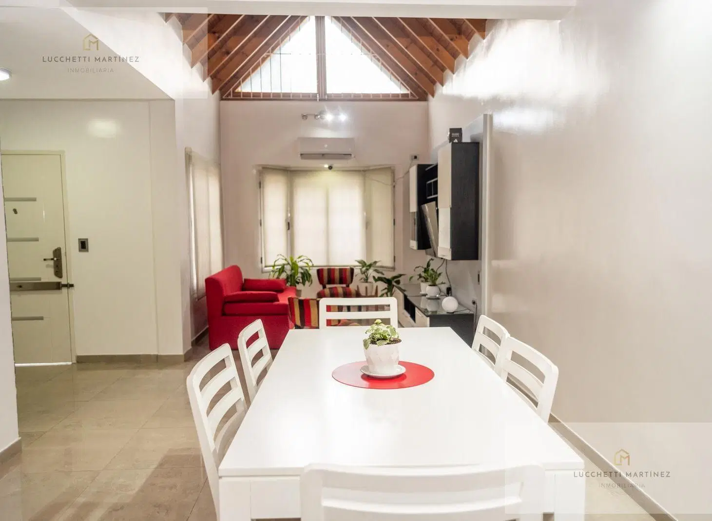 Venta Casa 5 ambientes con Galeria y Pileta. Lote de 10x52. 8