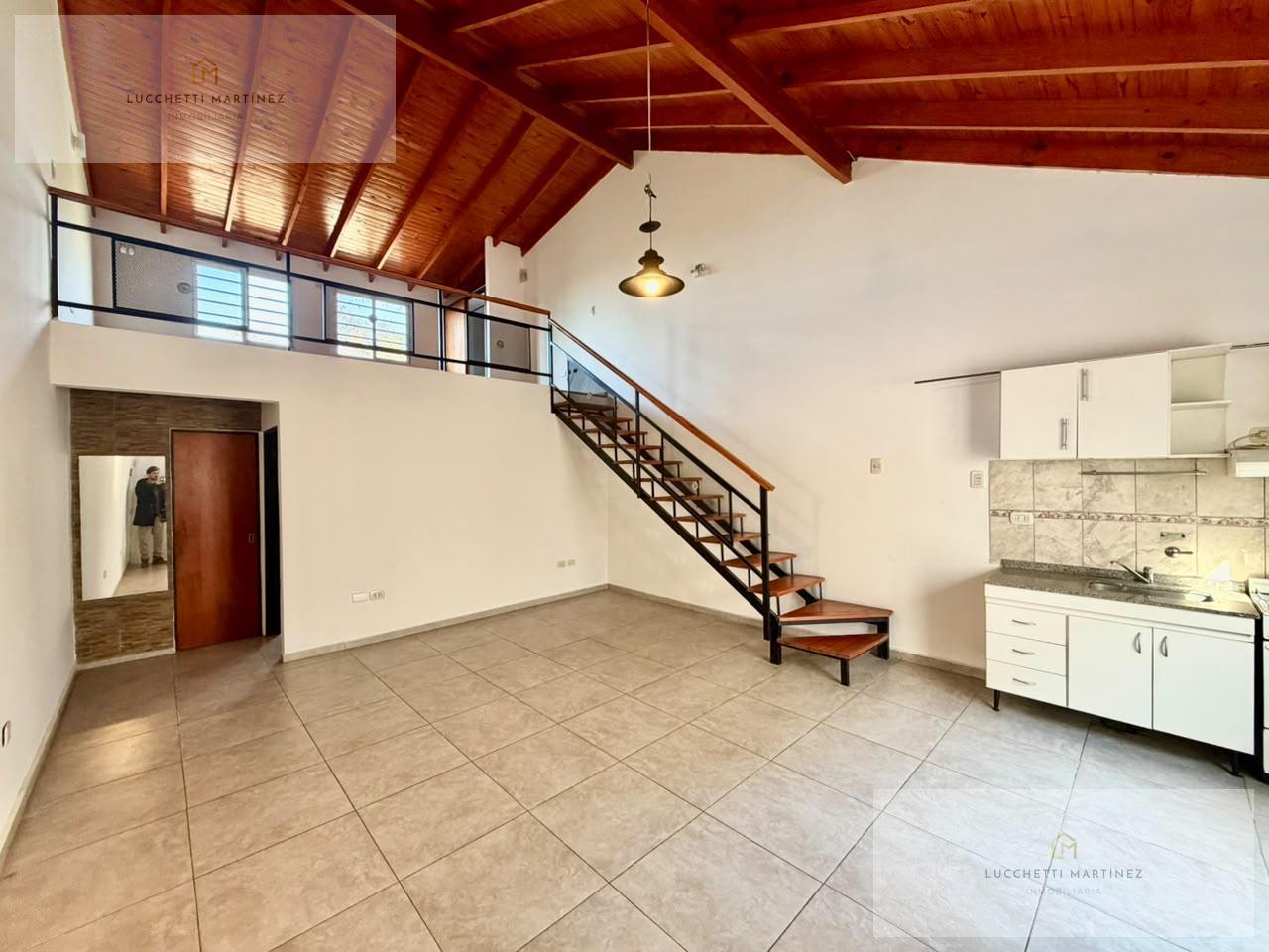 Foto de Departamento 2 ambientes con entre piso y patio sobre av san martin, imagen 1