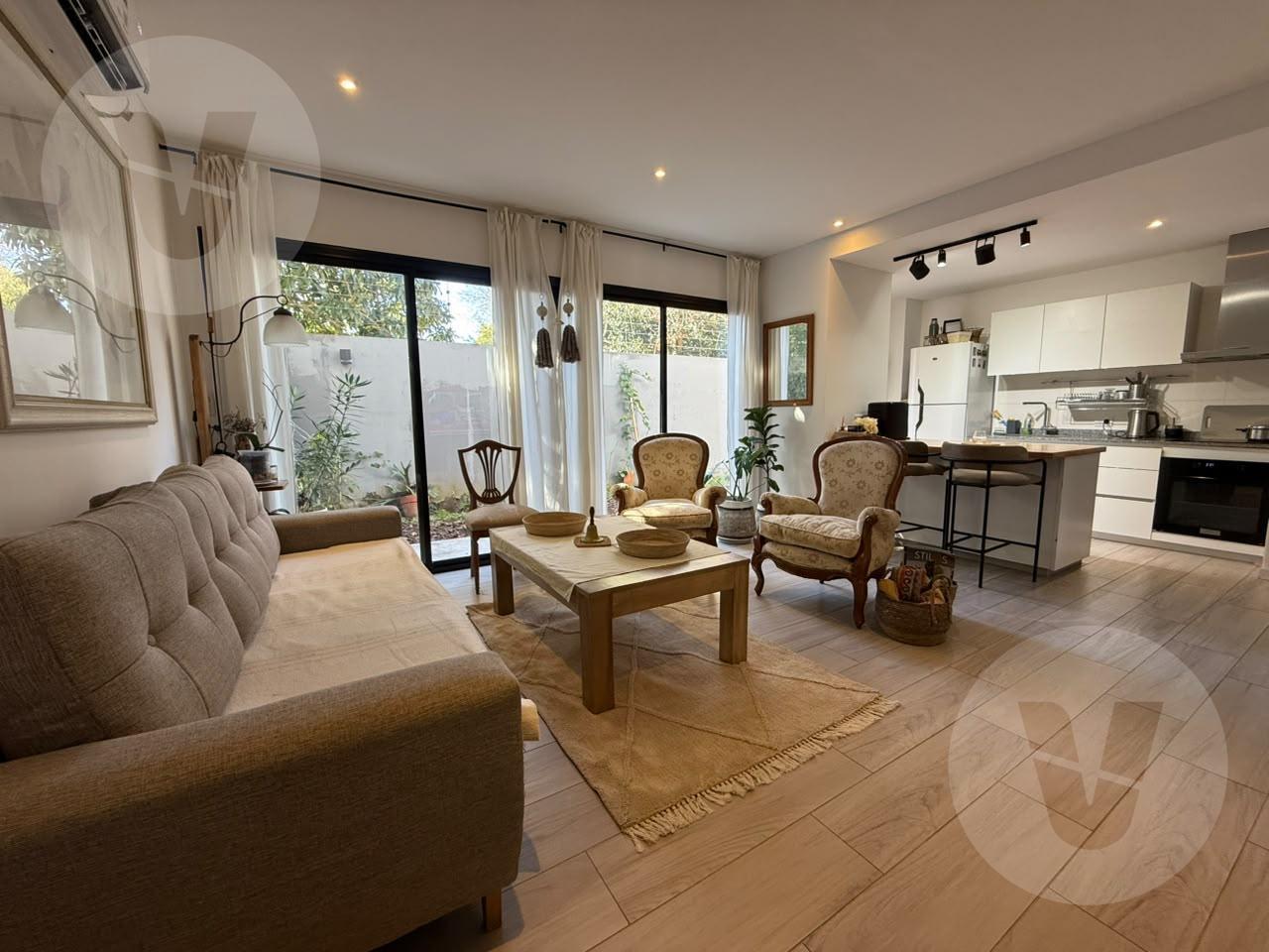Foto de Duplex en venta Apto Crédito 3 ambientes jardín quincho en Canning, imagen 4