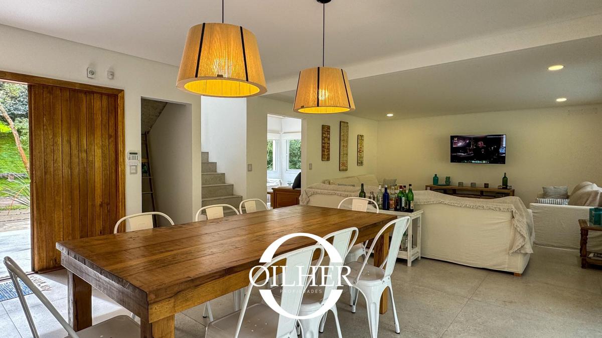 Moderna Casa en Venta en Cariló. Se Acepta Lote en Carilo! 3
