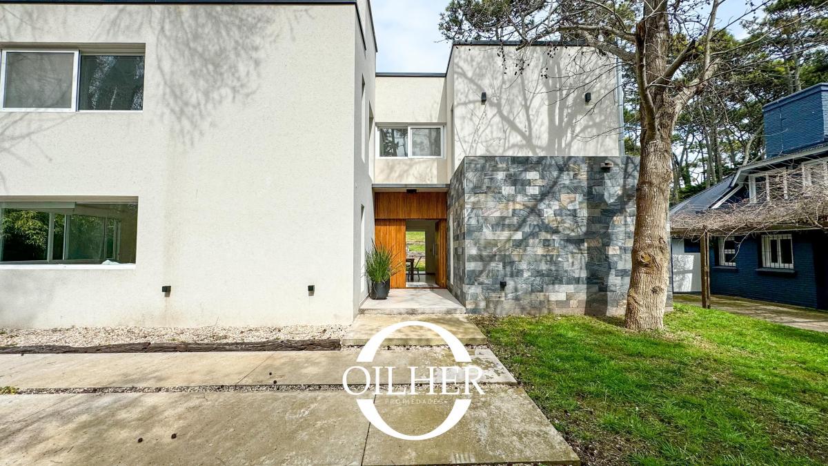 Moderna Casa en Venta en Cariló. Se Acepta Lote en Carilo! 2
