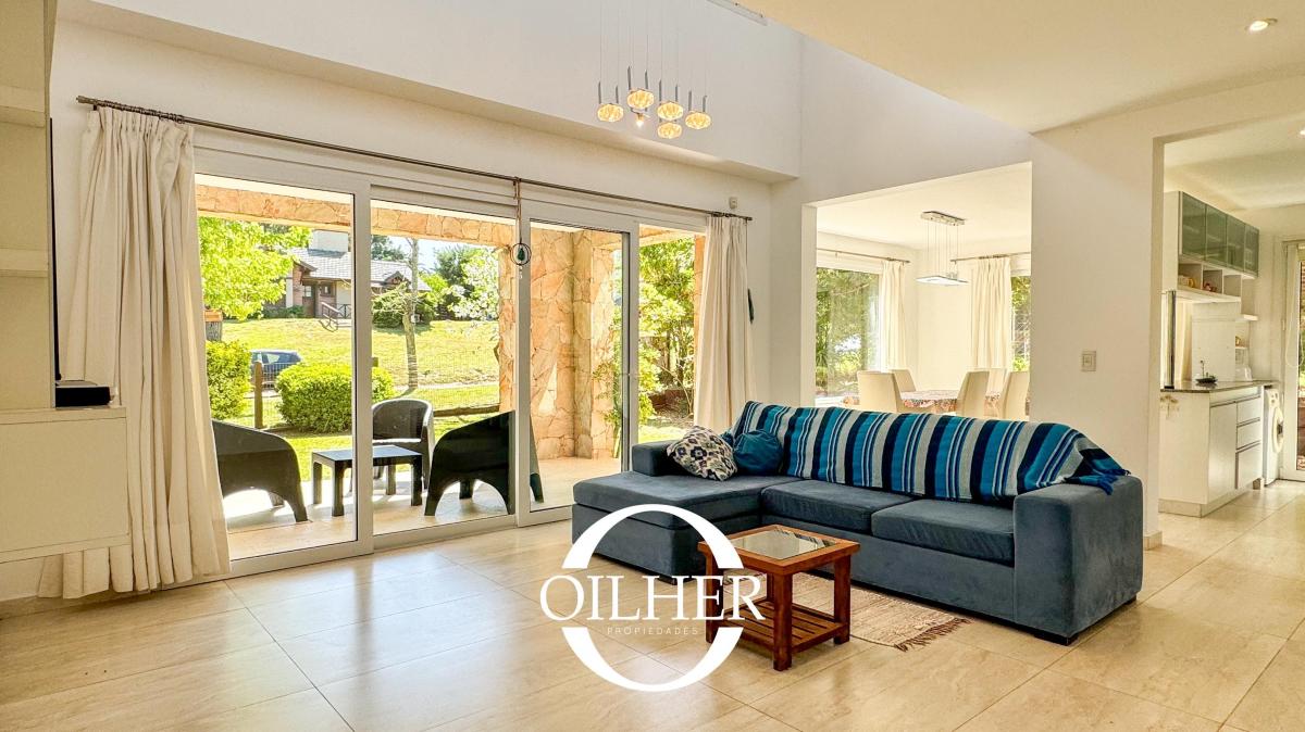 CASA EN VENTA DE 4 DORMITORIOS C/ COCHERA EN ZONA B5
