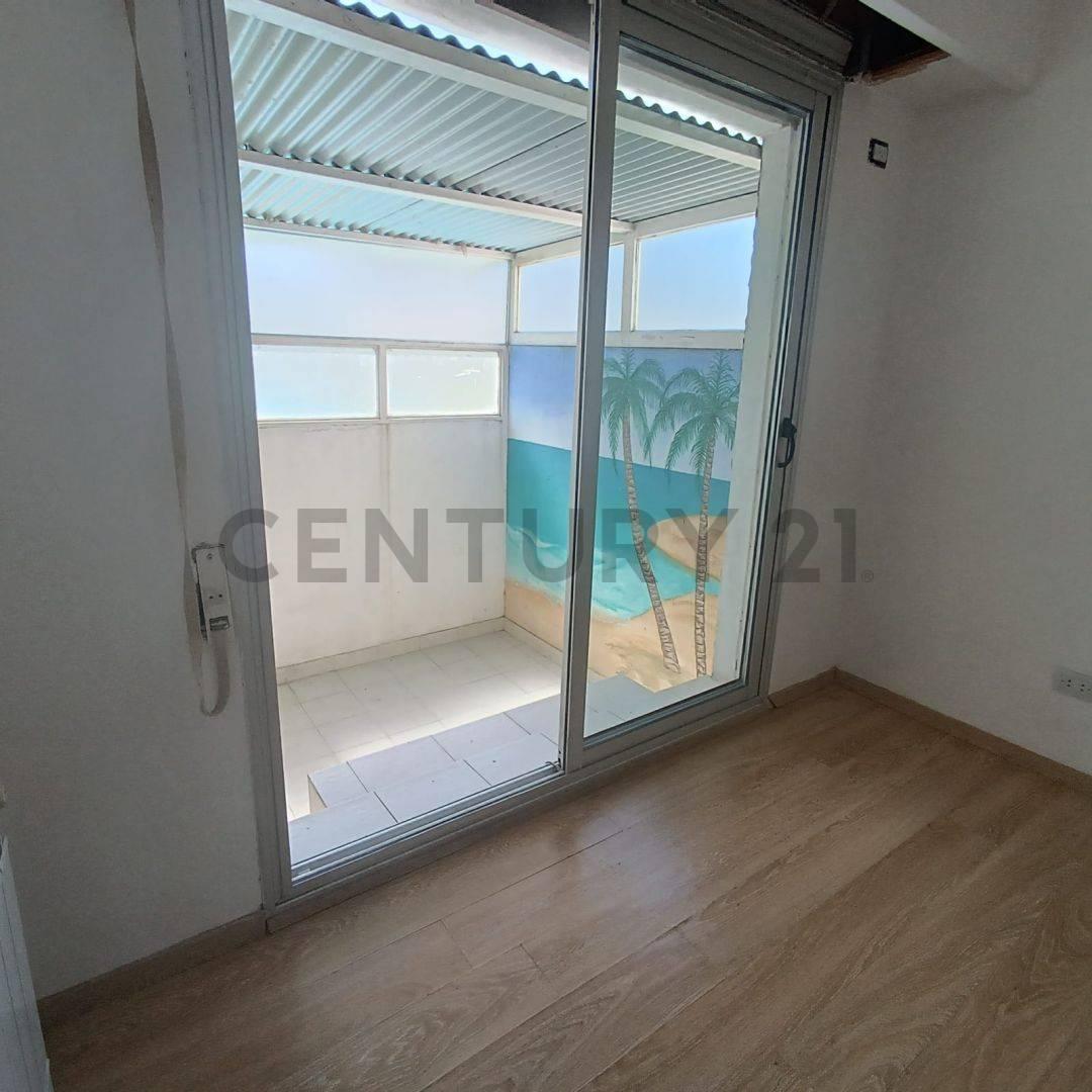Foto de VENTA DEPARTAMENTO 1 DORMITORIO AMPLIO CON COCHERA EN BARRIO PICHINCHA, imagen 4