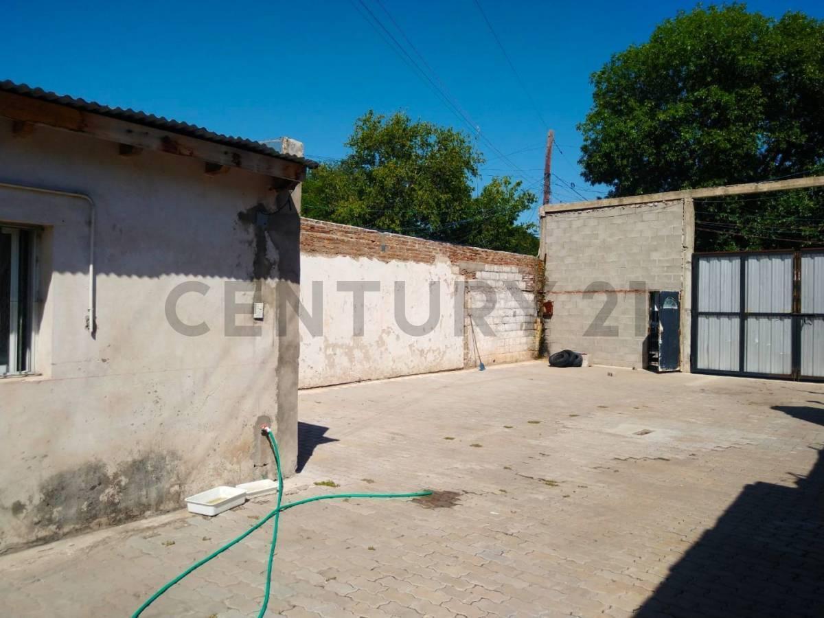 Venta Galpón con Oficinas en Felipe More 1800 2