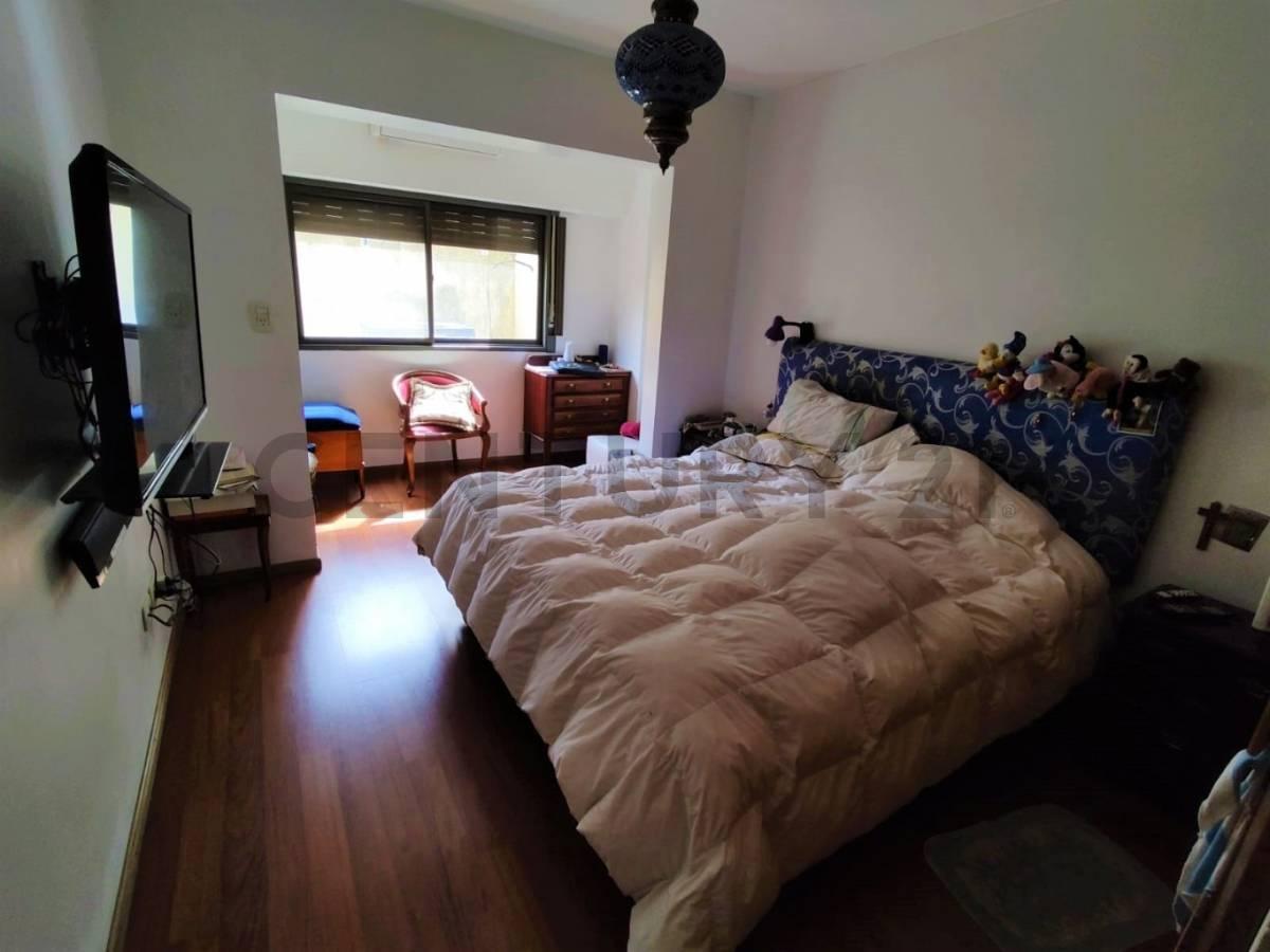 Departamento 2 dormitorios, patio y cochera