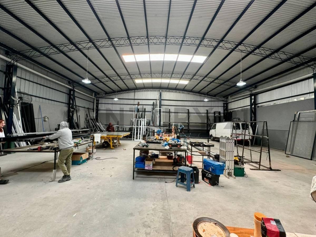 Galpón a Estrenar en Venta - 300 m² a 2 de 27 de Febrero 1
