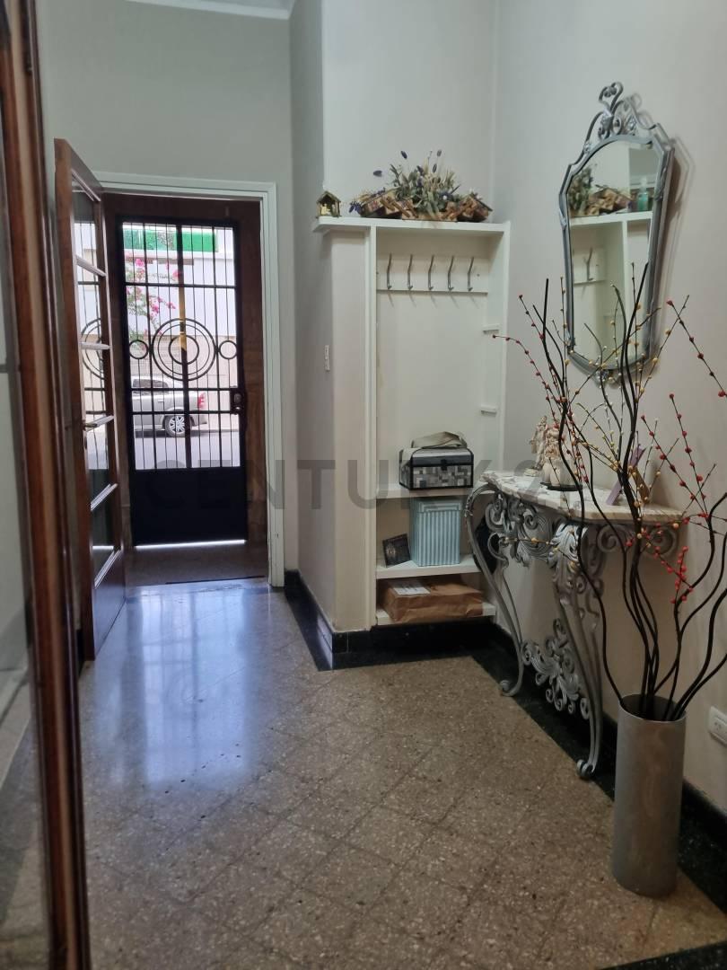Casa 4 Dorm. / 8 Ambientes Viamonte Al 1000 2