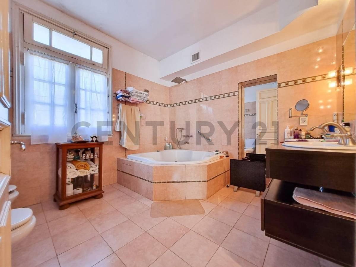 Foto de Casa de 4 dormitorios - 3 baños - Pileta, amplio jardin, imagen 5