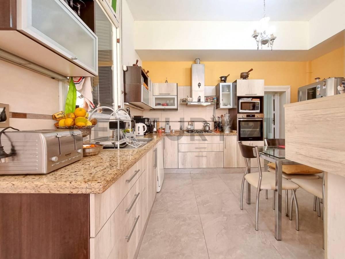 Foto de Casa de 4 dormitorios - 3 baños - Pileta, amplio jardin, imagen 3