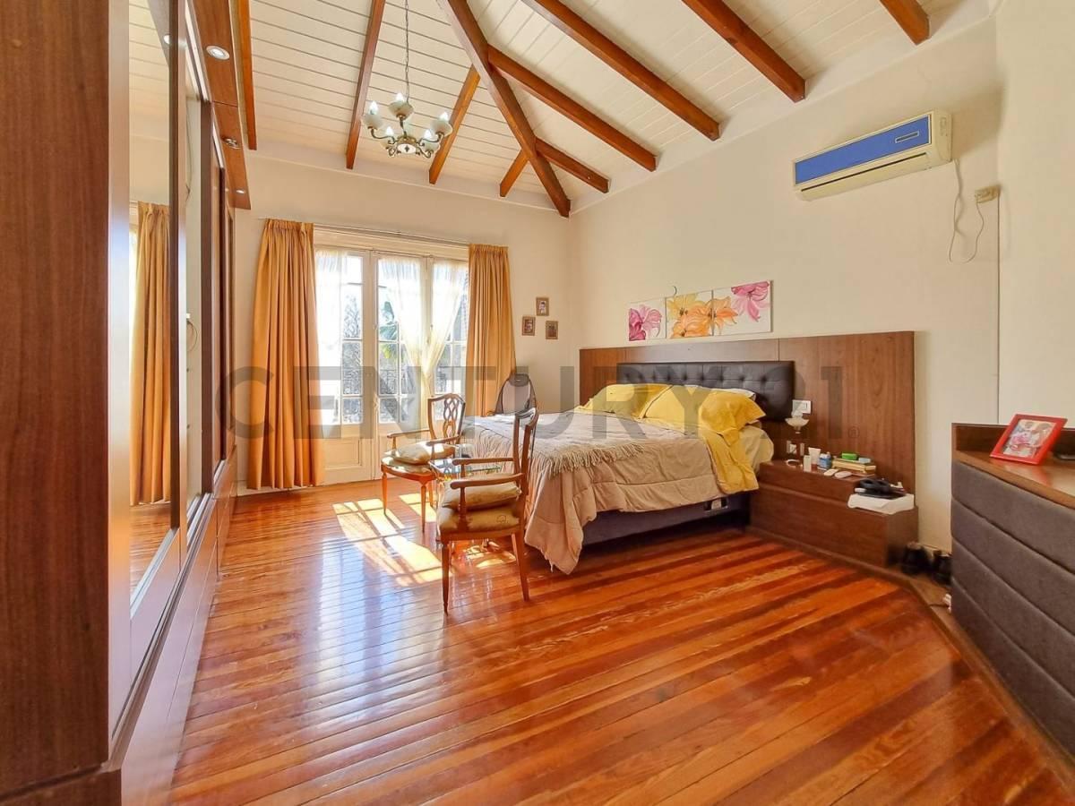 Foto de Casa de 4 dormitorios - 3 baños - Pileta, amplio jardin, imagen 2
