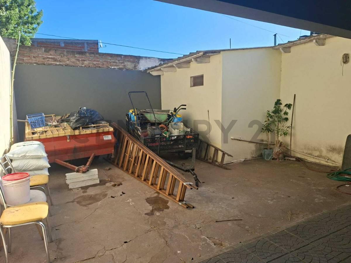 Casa amplia de 4 dormitorios - cochera doble - patio con parrillero